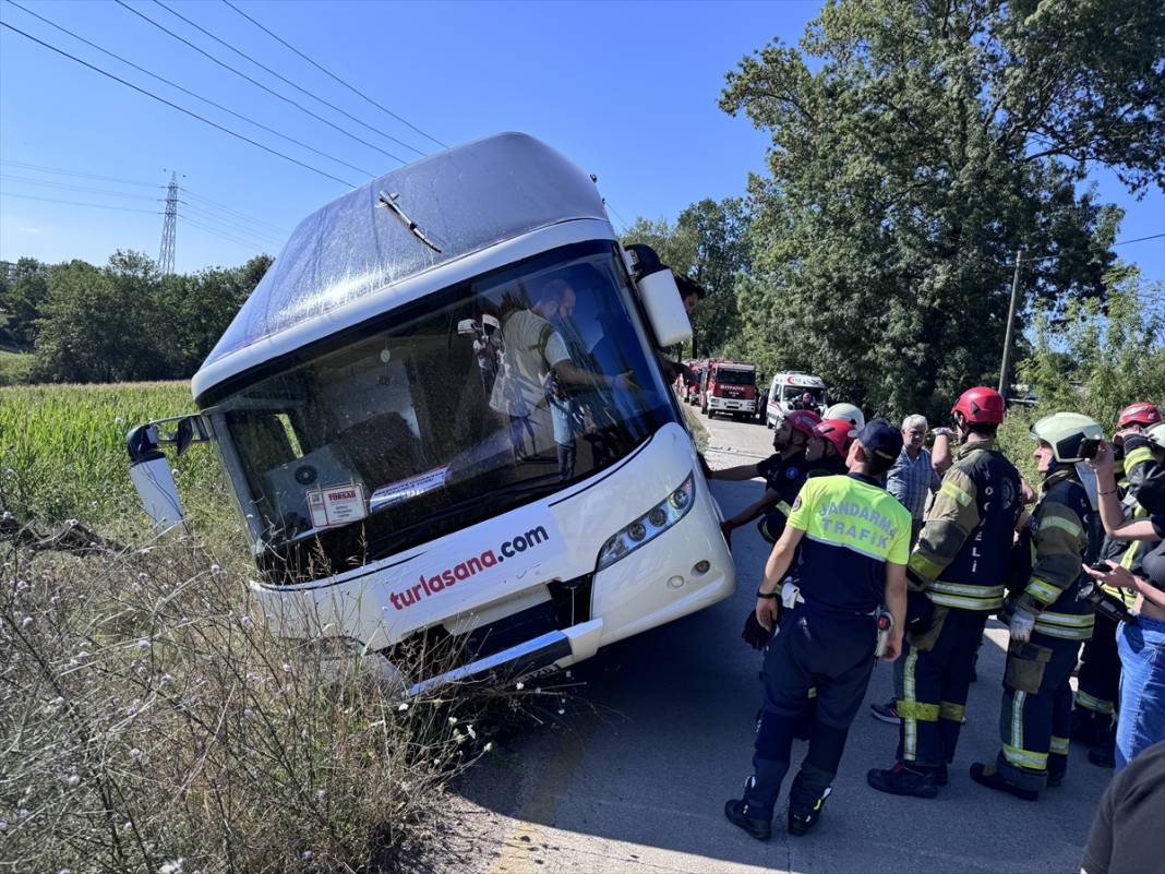 Tur otobüsü yan yattı, ölümden dönen 43 yolcu böyle kurtarıldı 1